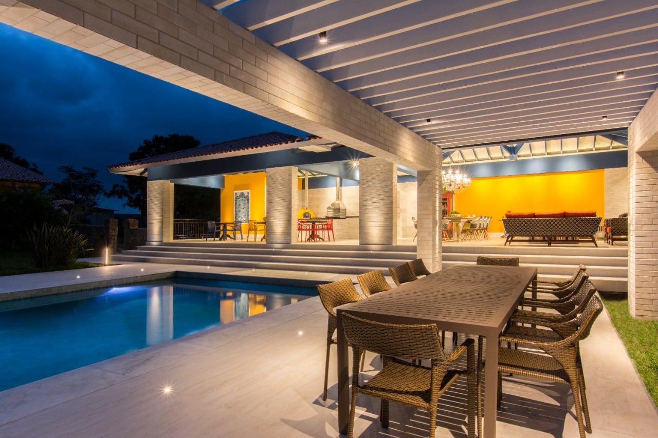 sítio com piscina e churrasqueira simples