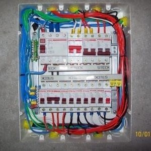 Guia Completo: Como Dimensionar e Instalar um Quadro de Distribuição Trifásico; Os Componentes Essenciais para um Quadro Trifásico Seguro e Eficiente; Sistema Trifásico: Vantagens e Por Que Sua Residência ou Comércio Precisa Dele; Comparativo: Melhores Modelos de Quadros de Distribuição Trifásicos para Cada Necessidade; Quanto Custa Instalar um Quadro Trifásico? Detalhes sobre Mão de Obra e Materiais