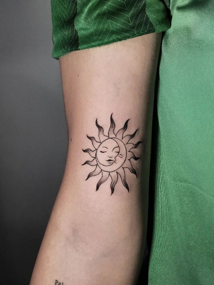 Tatuagem Sol e Lua: Ideias de Design Minimalista e Seus Significados