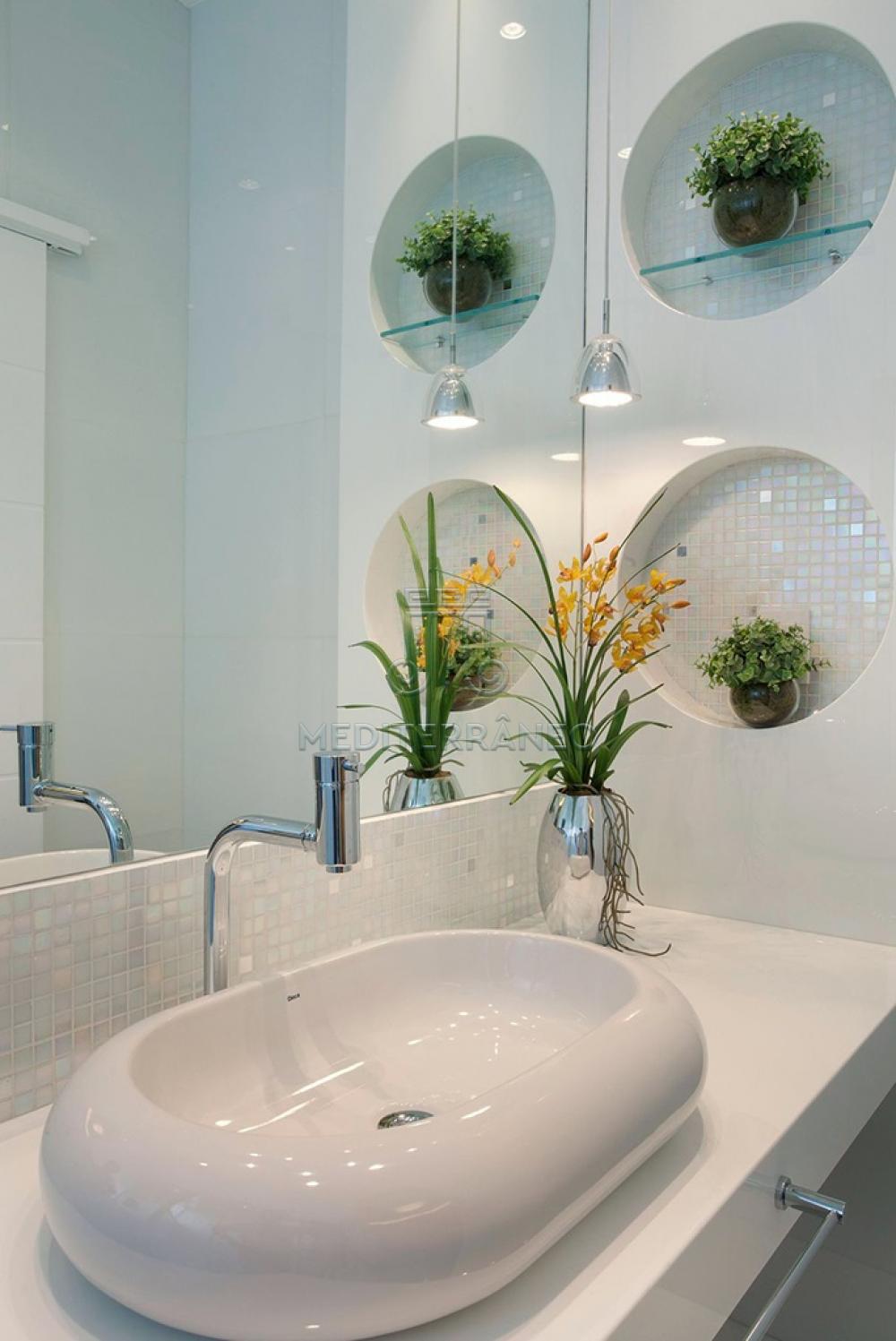 erros comuns ao escolher plantas para banheiro