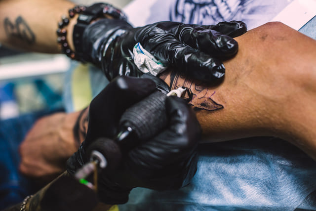 atrasar cicatrização tatuagem