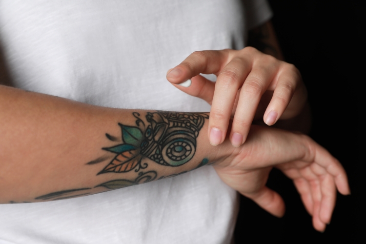 cicatrização tatuagem articulação