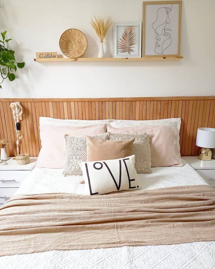 quarto casal boho com plantas
