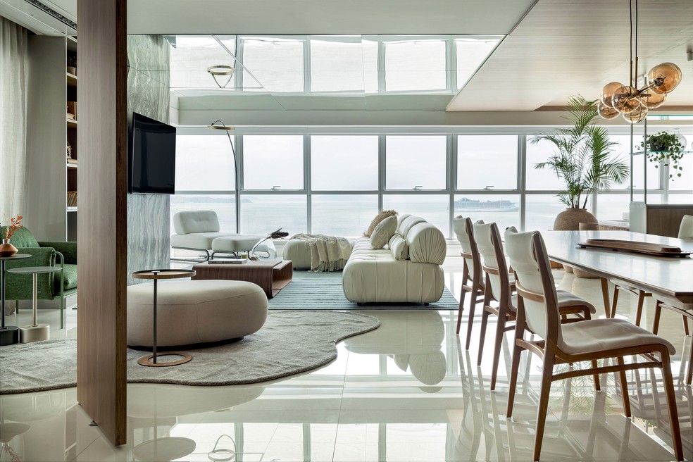 Espelhos Suspensos com LED: Tendências e Ideias para um Quarto Moderno