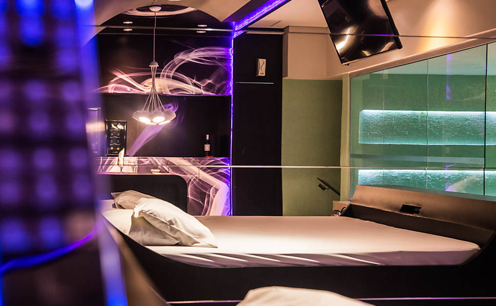 Espelhos Suspensos com LED: Tendências e Ideias para um Quarto Moderno