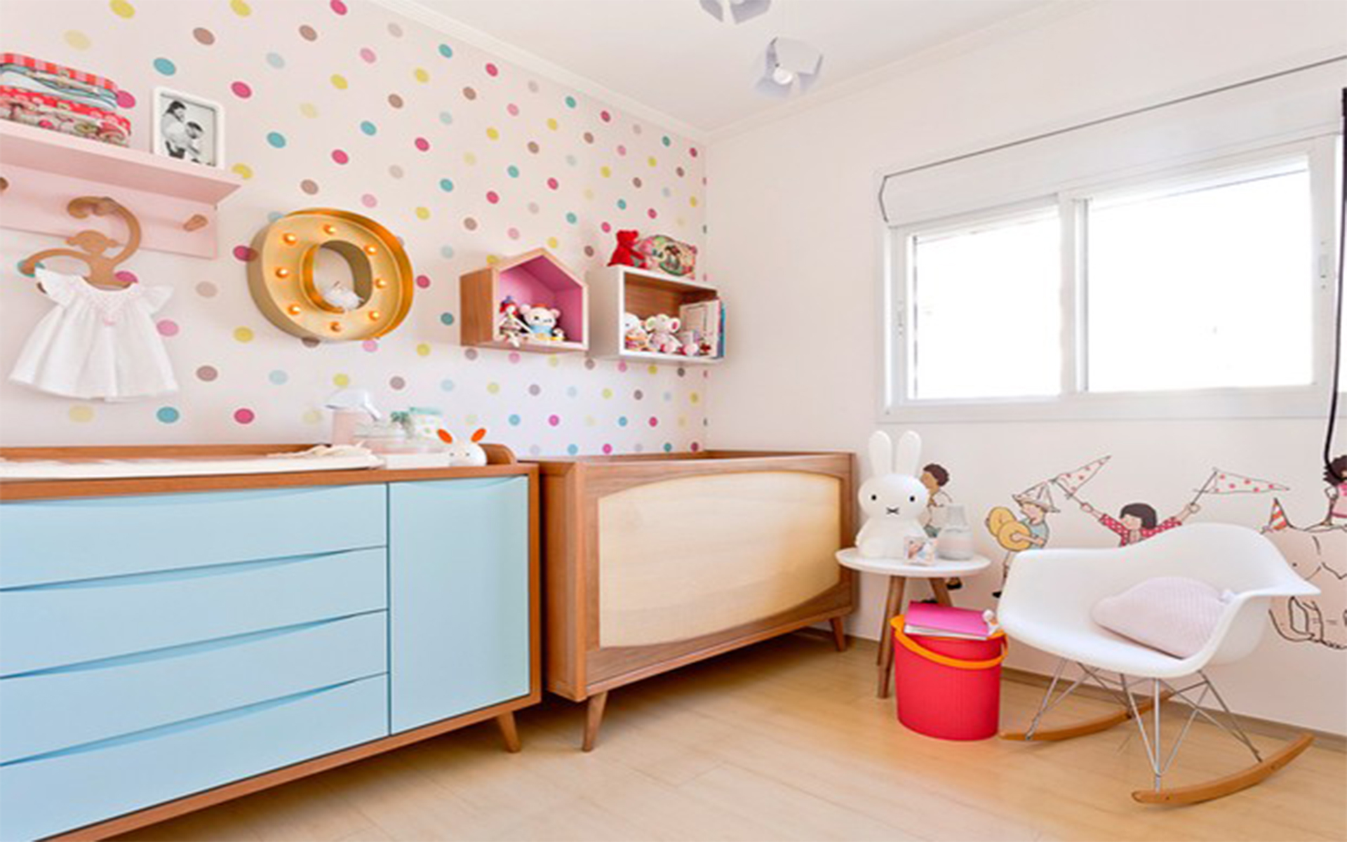 quarto de menina com papel de parede