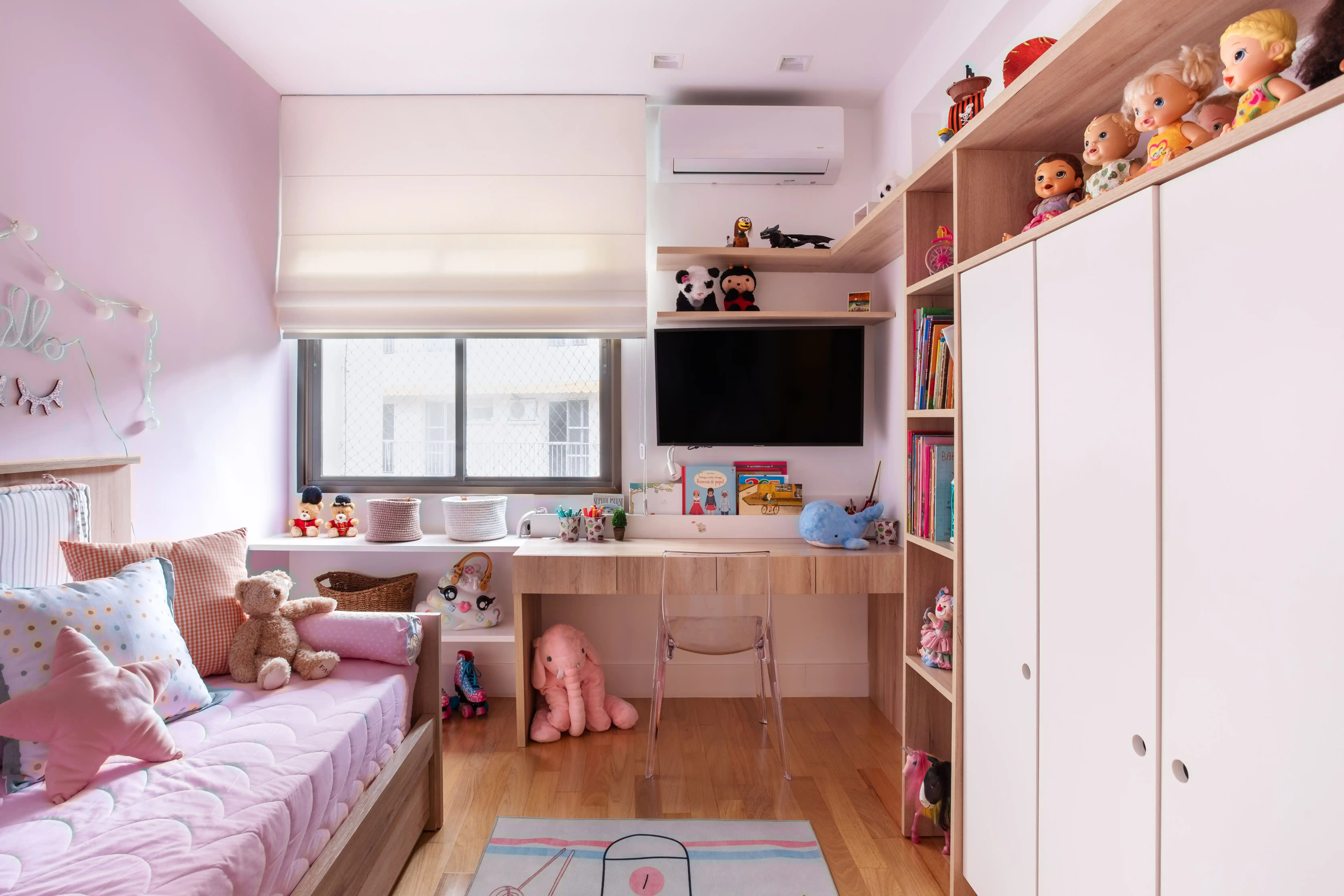 quarto de menina com papel de parede