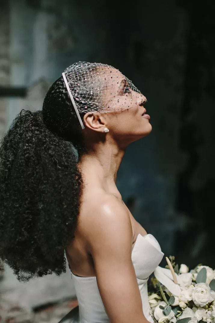 5 Truques para um Rabo de Cavalo Perfeito em Cabelos Cacheados