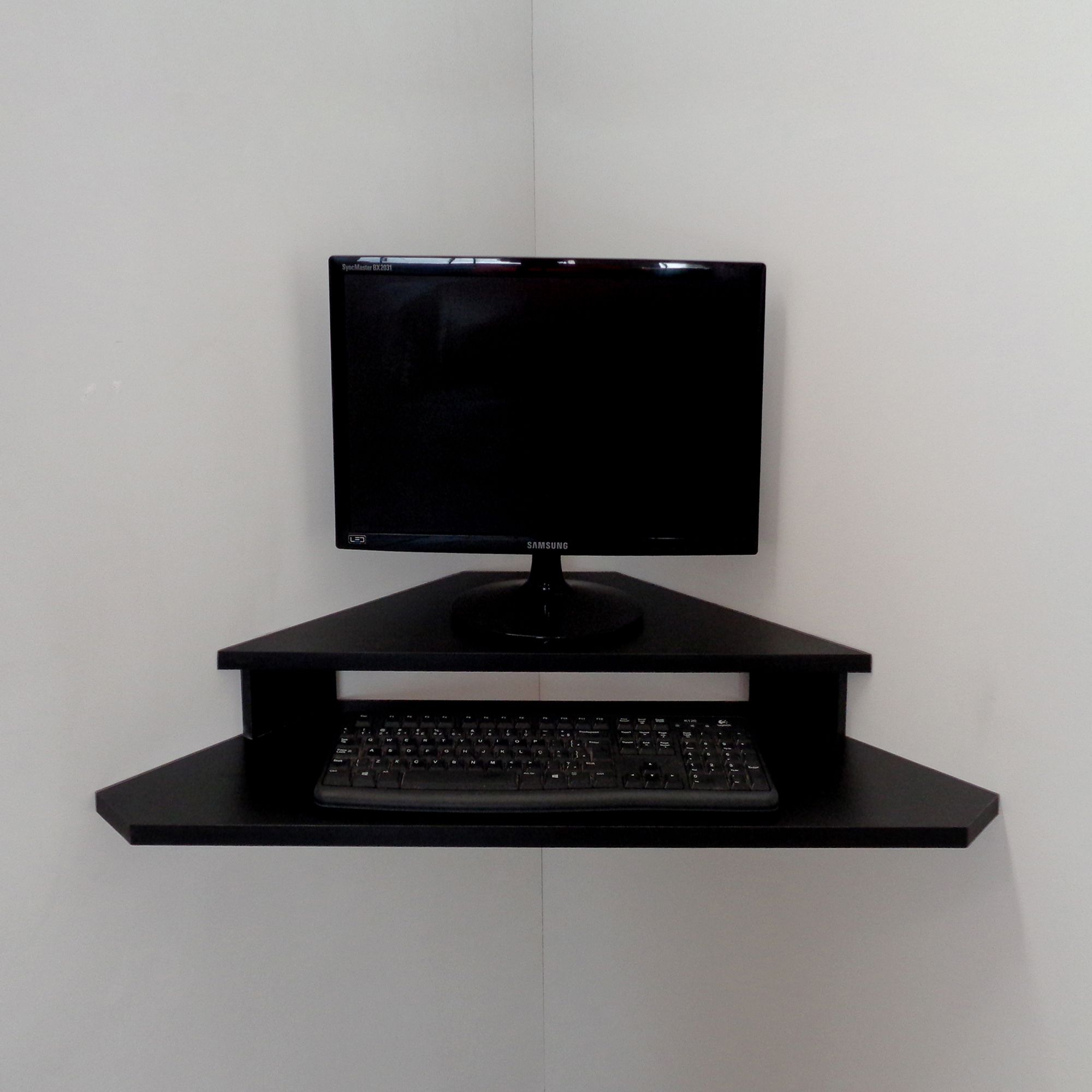 Racks Suspensos: 5 Vantagens e Modelos para Otimizar sua Sala