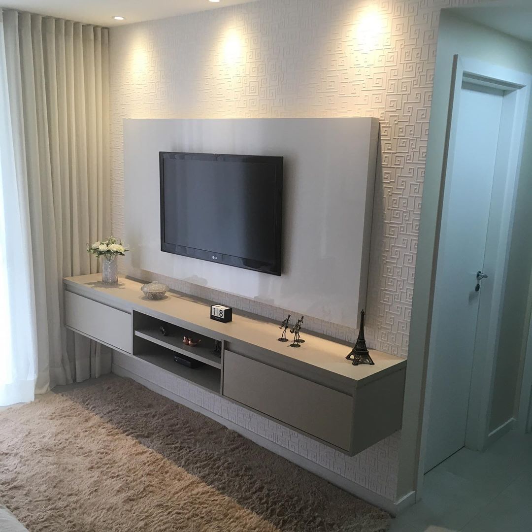 rack suspenso vs rack com pés para quarto de casal