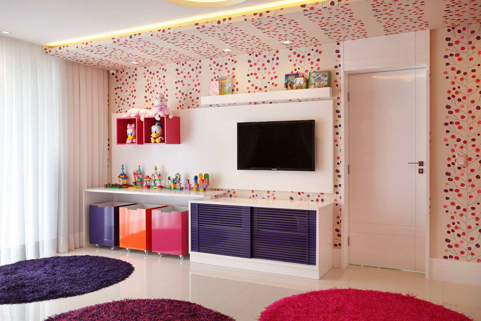 ideias de rack para quarto pequeno com painel