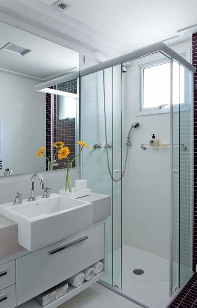 Móveis planejados para otimizar banheiros compactos