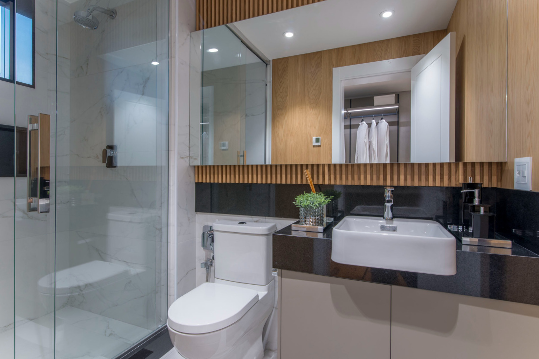 Móveis planejados para otimizar banheiros compactos