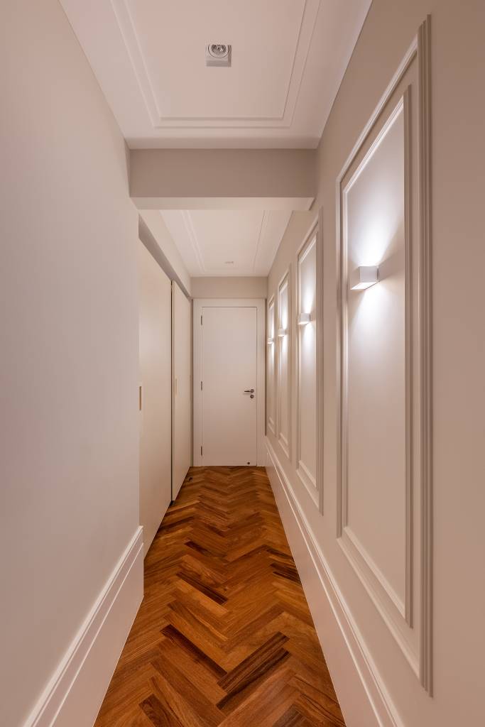 como pintar boiserie no corredor