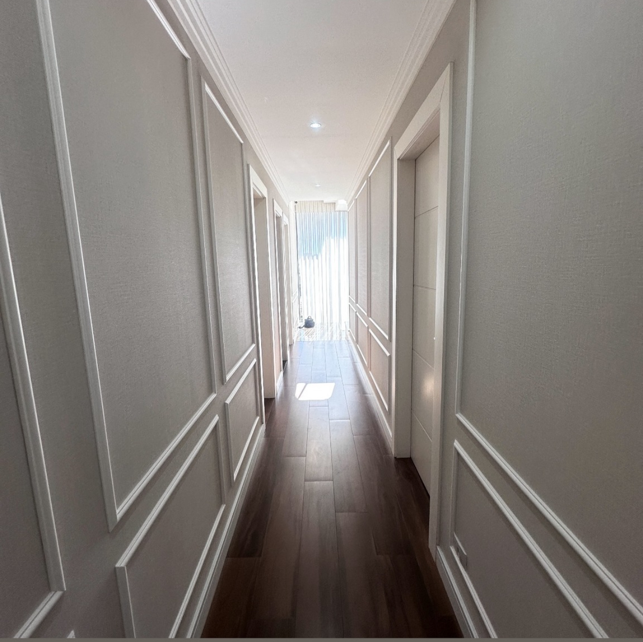 boiserie de poliestireno vs gesso para corredor