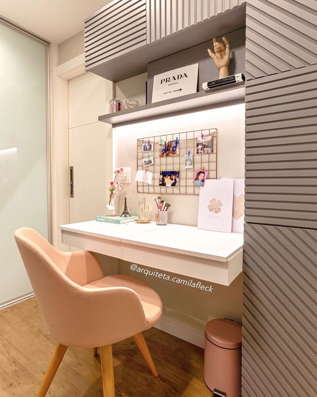 reforma de quarto de adolescente feminino com escrivaninha