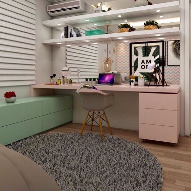 Posicionamento ideal da escrivaninha sob a janela em quarto feminino