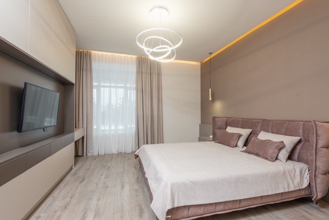 TV Embutida no Guarda-Roupa: Vantagens e Desvantagens para Seu Quarto