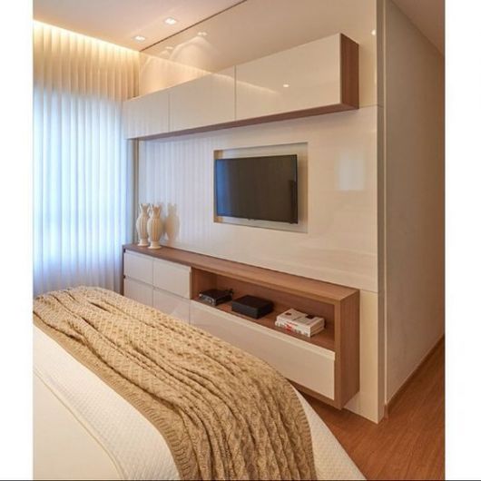 TV Embutida no Guarda-Roupa: Vantagens e Desvantagens para Seu Quarto