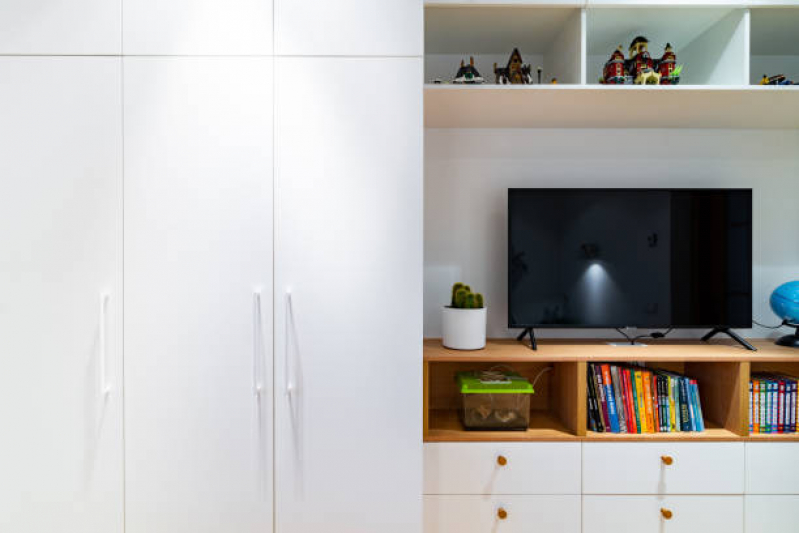Guia Completo: Como Escolher o Painel de TV Ideal para Seu Quarto de Casal