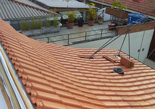 Segurança na Reforma de Telhados: EPIs Essenciais e Dicas para Evitar Acidentes