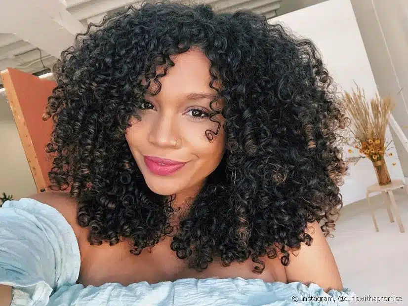 Guanidina vs. Tioglicolato: Qual o Melhor para Seu Cabelo Cacheado?