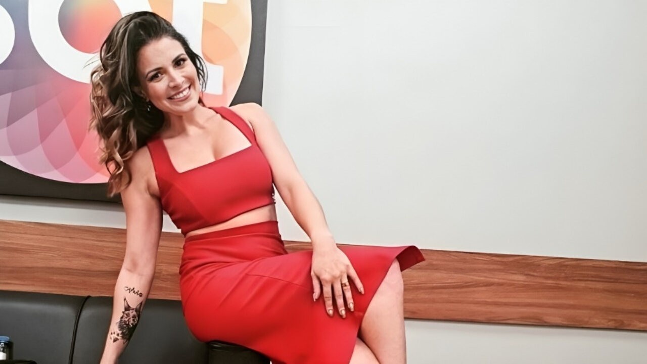 5 ideias de títulos:
1. A Trajetória de Renata Del Bianco: De Vivi em Chiquititas à Médica Veterinária.
2. Renata Del Bianco Revela Detalhes Íntimos de Sua Luta Contra a Depressão Pós-Chiquititas.
3. O Que Aconteceu com Vivi de Chiquititas? A Vida Atual de Renata Del Bianco.
4. Renata Del Bianco e Junior Lima: O Romance Secreto Que Veio à Tona.
5. Por Que Renata Del Bianco Não Participou do Especial de Chiquititas?