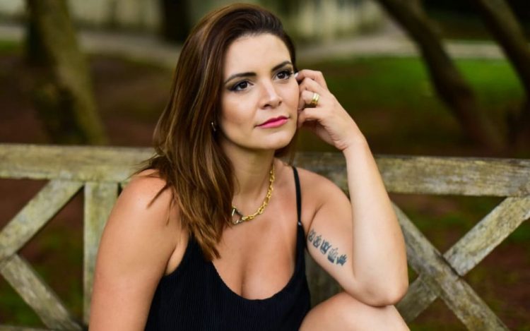 5 ideias de títulos:
1. A Trajetória de Renata Del Bianco: De Vivi em Chiquititas à Médica Veterinária.
2. Renata Del Bianco Revela Detalhes Íntimos de Sua Luta Contra a Depressão Pós-Chiquititas.
3. O Que Aconteceu com Vivi de Chiquititas? A Vida Atual de Renata Del Bianco.
4. Renata Del Bianco e Junior Lima: O Romance Secreto Que Veio à Tona.
5. Por Que Renata Del Bianco Não Participou do Especial de Chiquititas?