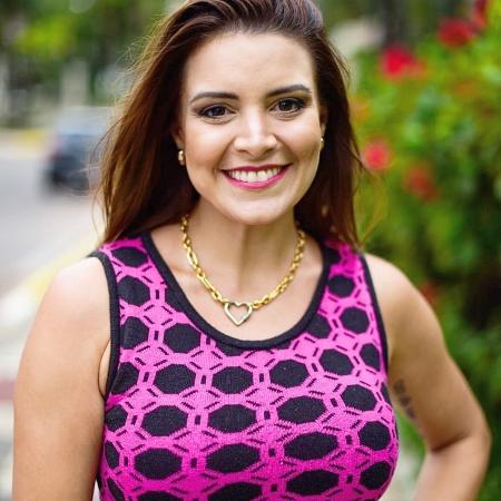 5 ideias de títulos:
1. A Trajetória de Renata Del Bianco: De Vivi em Chiquititas à Médica Veterinária.
2. Renata Del Bianco Revela Detalhes Íntimos de Sua Luta Contra a Depressão Pós-Chiquititas.
3. O Que Aconteceu com Vivi de Chiquititas? A Vida Atual de Renata Del Bianco.
4. Renata Del Bianco e Junior Lima: O Romance Secreto Que Veio à Tona.
5. Por Que Renata Del Bianco Não Participou do Especial de Chiquititas?