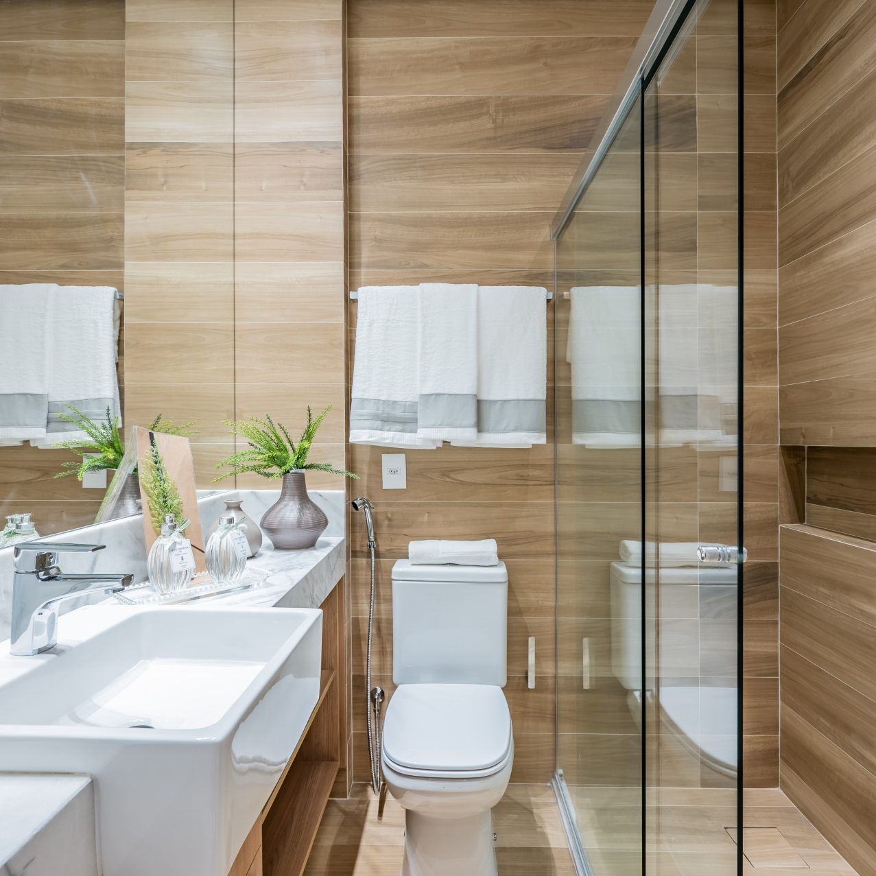 Guia Completo: Como Escolher o Piso Ideal para Banheiros Pequenos