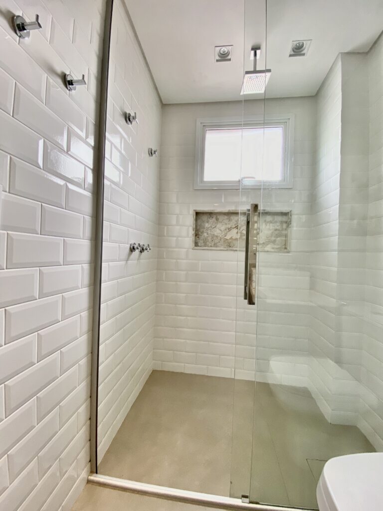 Guia Completo: Como Escolher o Piso Ideal para Banheiros Pequenos