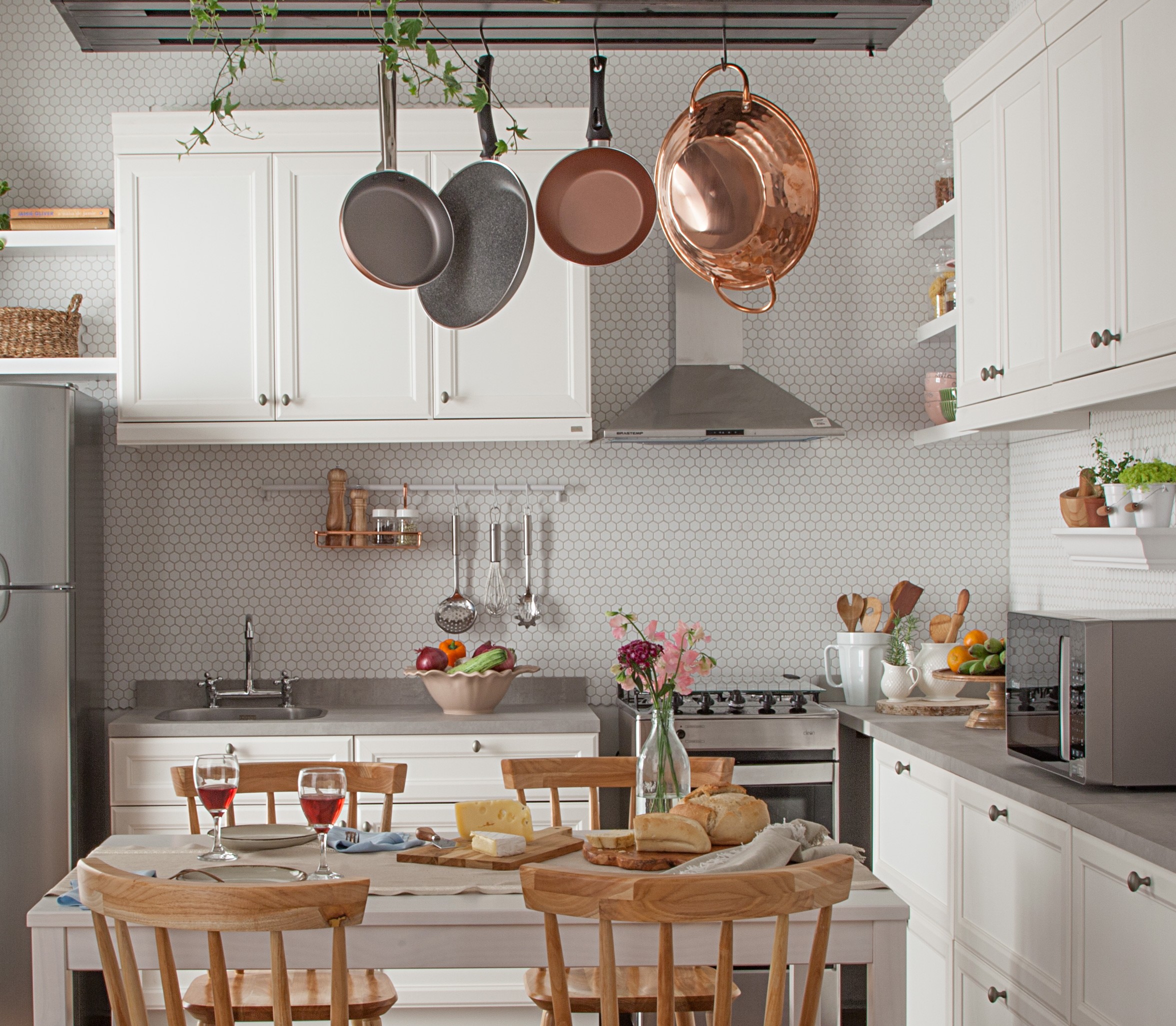 aplicar metro white no frontão de cozinha pequena