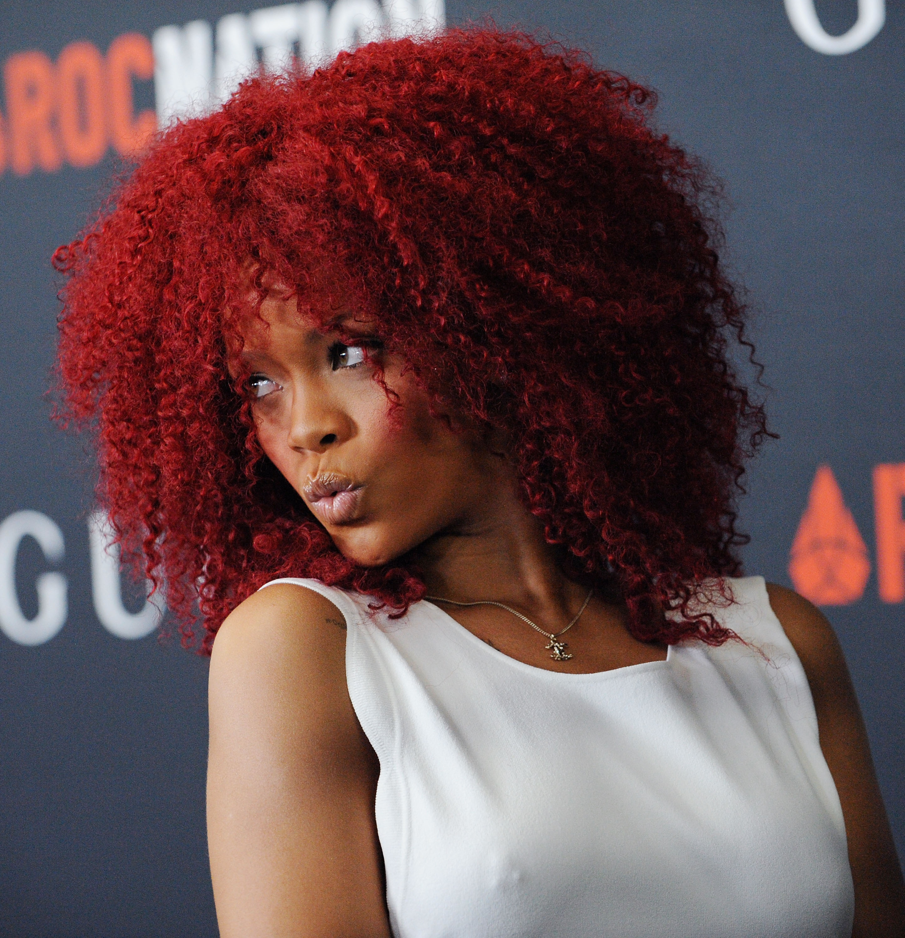 A Evolução dos Cabelos de Rihanna: Do Ruivo ao Preto