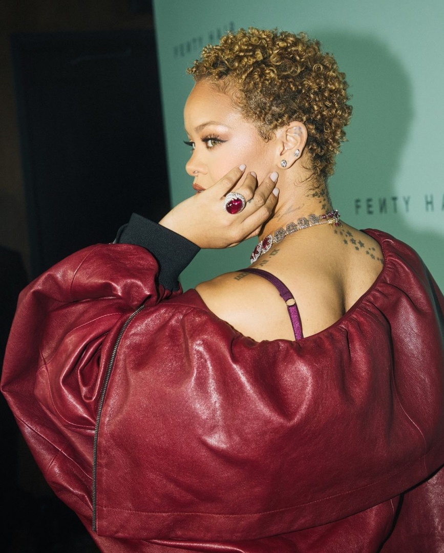 Rihanna e Savage X Fenty: O Retorno do Cabelo Vermelho