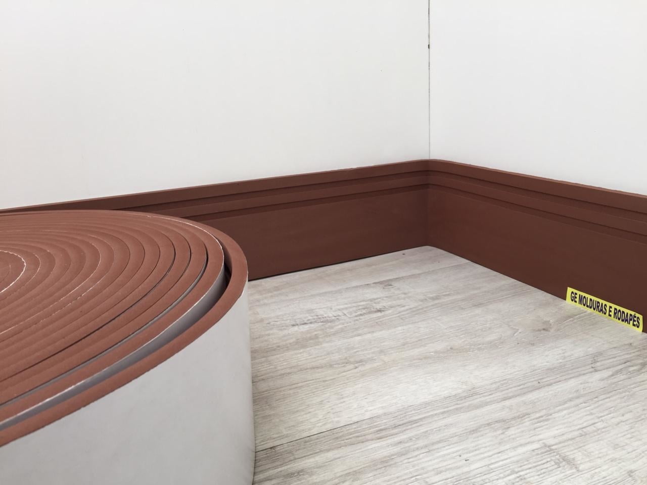 como instalar rodapé autocolante