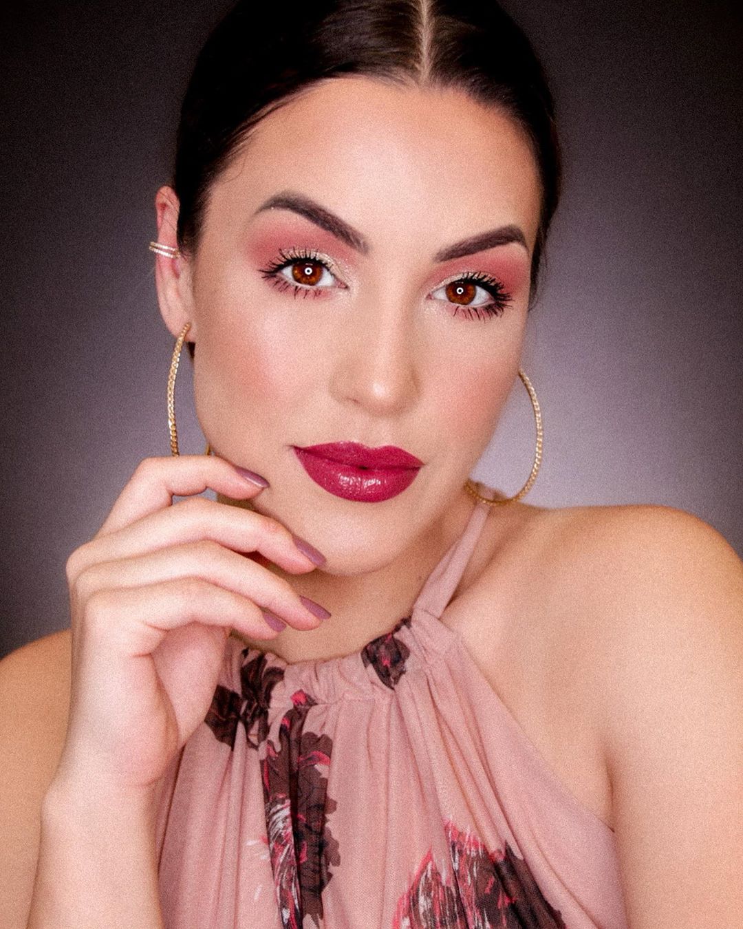 5 ideias de títulos:
1. Rosa Blush: Guia Completo de Maquiagem e Decoração
2. Descubra o Encanto da Roseira 'Old Blush' e Como Cultivá-la
3. Como Escolher o Blush Rosa Perfeito para o Seu Tom de Pele
4. Rosa Blush na Decoração: Dicas para Ambientes Românticos e Elegantes
5. A Ciência por Trás do Rosa Blush: Do HEX à Botânica