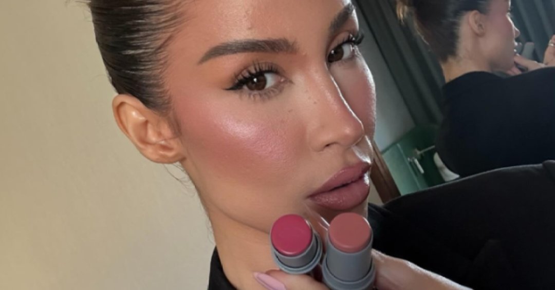 5 ideias de títulos:
1. Rosa Blush: Guia Completo de Maquiagem e Decoração
2. Descubra o Encanto da Roseira 'Old Blush' e Como Cultivá-la
3. Como Escolher o Blush Rosa Perfeito para o Seu Tom de Pele
4. Rosa Blush na Decoração: Dicas para Ambientes Românticos e Elegantes
5. A Ciência por Trás do Rosa Blush: Do HEX à Botânica