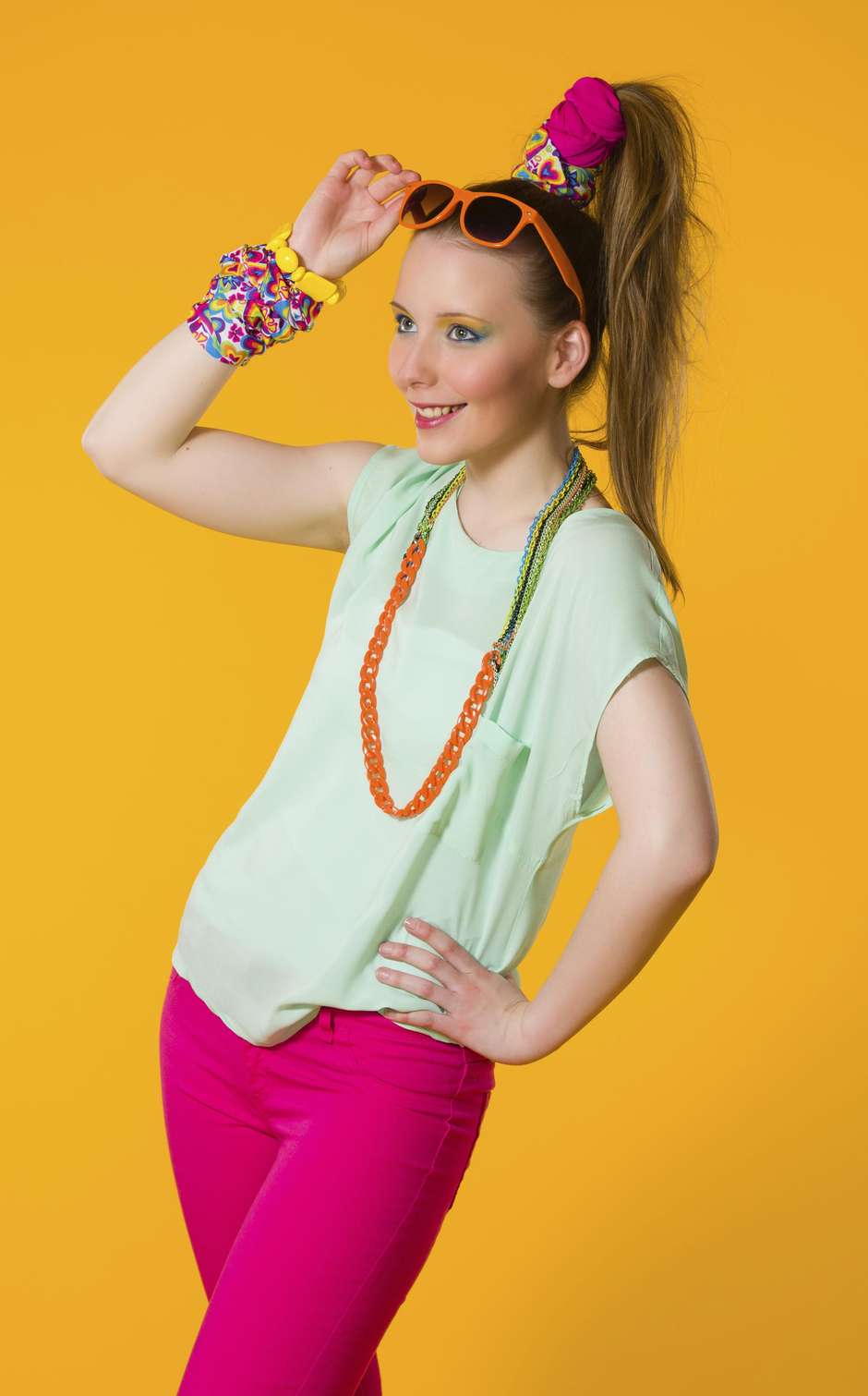 Como recriar looks icônicos dos anos 80 com peças atuais