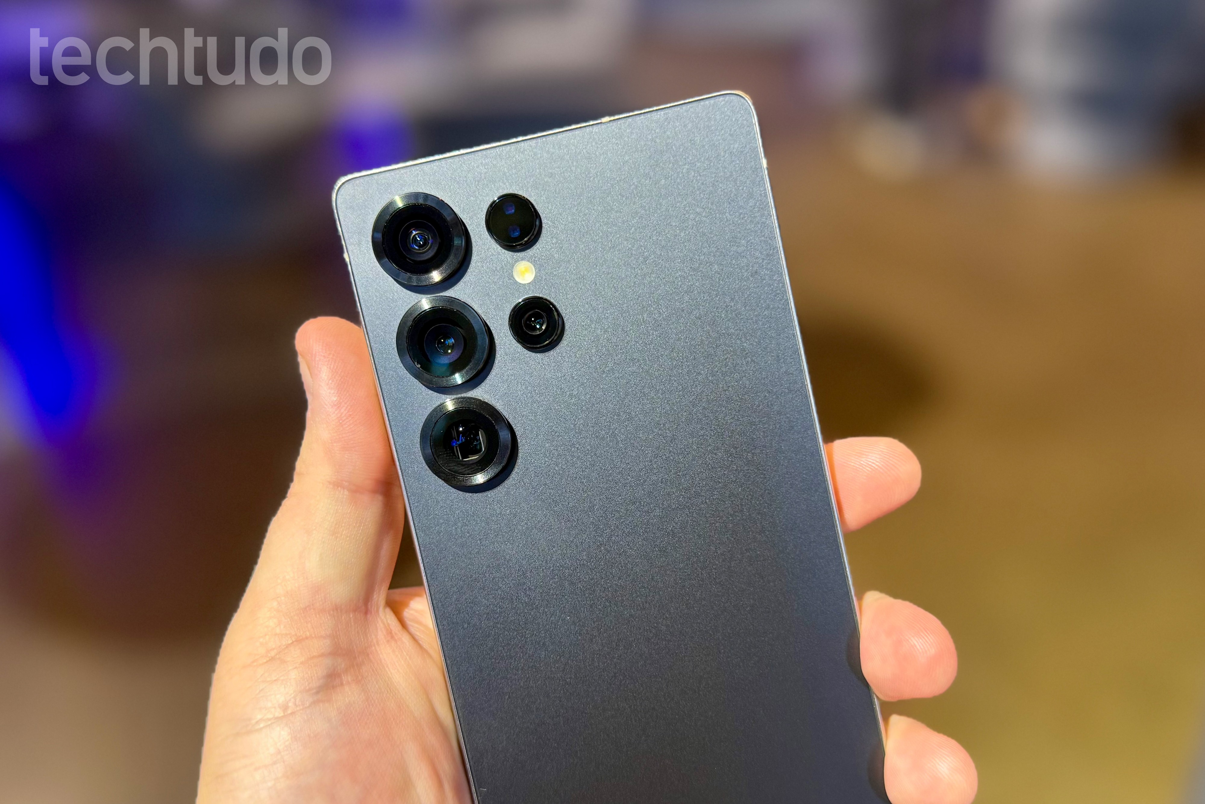 1. Samsung Galaxy S25 Ultra: Vale a pena em 2026?
2. Comparativo: Galaxy S25 Ultra vs. S26 Ultra
3. As novidades de IA no Galaxy S25 Ultra: Galaxy AI em detalhes
4. Guia de compra: Onde encontrar o melhor preço para o Galaxy S25 Ultra
5. S Pen no Galaxy S25 Ultra: Funcionalidades e inovações