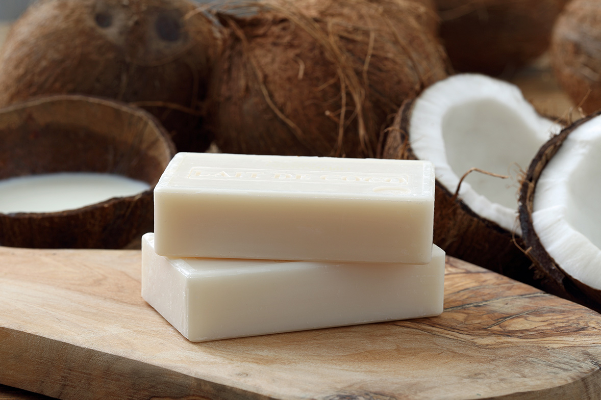 Sabão de Coco: Guia Completo de Usos e Benefícios para Casa e Pele