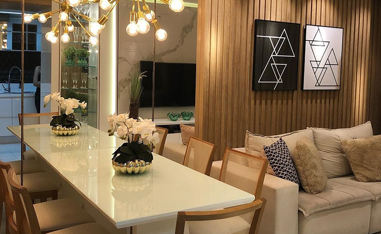 sala de jantar com espelho