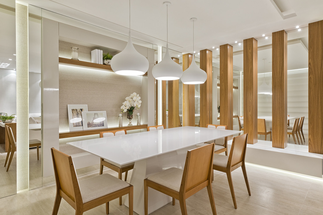 sala de jantar com espelho