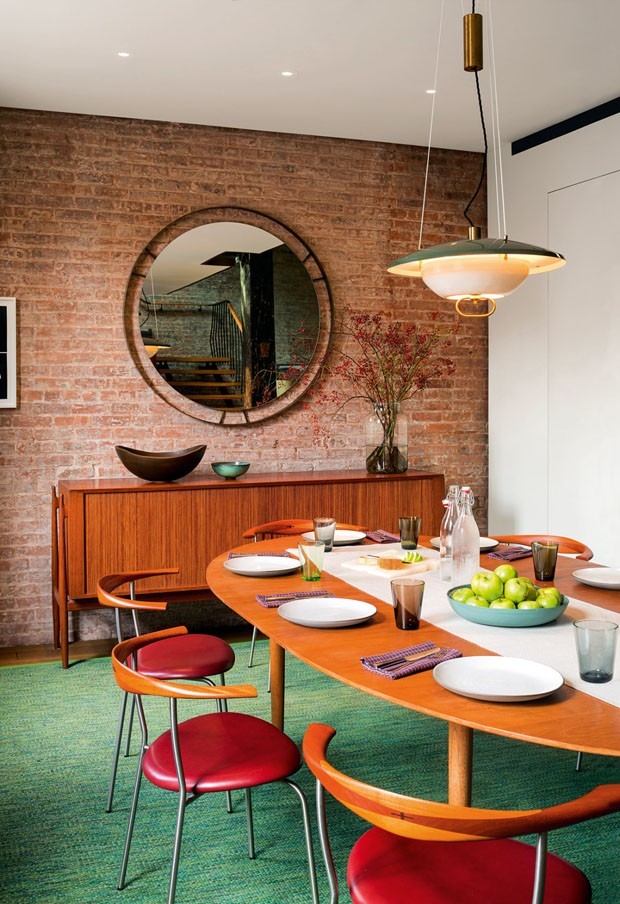 sala de jantar com espelho