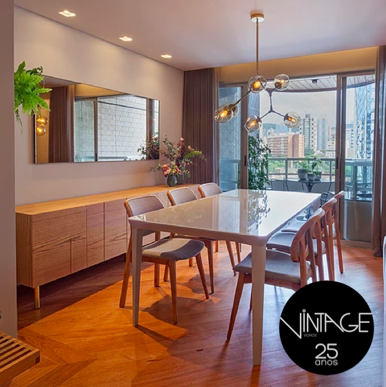 sala de jantar com espelho