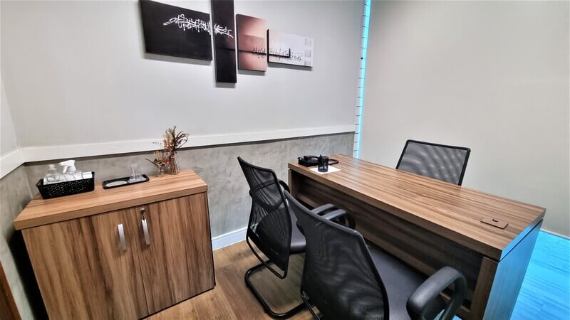 Sala de reunião com mesa redonda