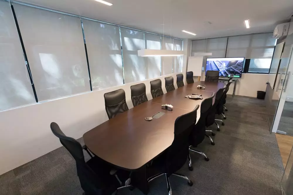 Sala de reunião com painel de TV