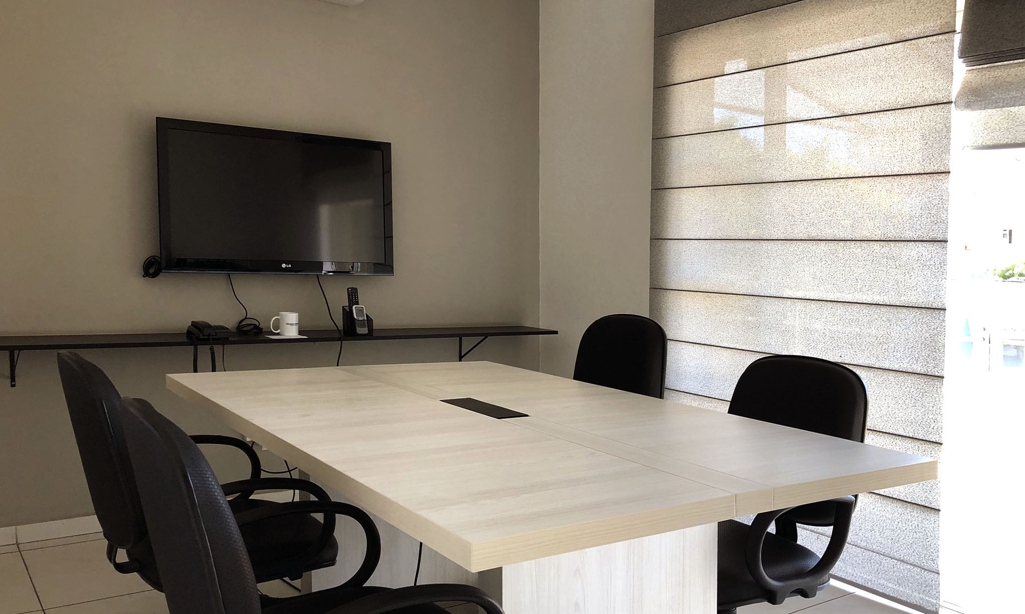 Sala de reunião com mobiliário ergonômico