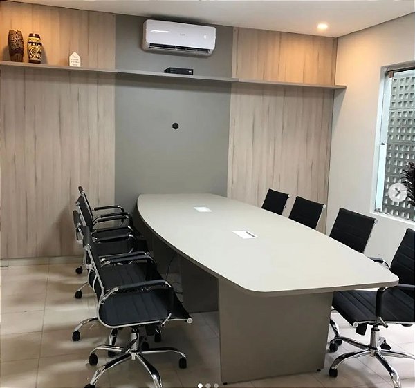 Sala de reunião com mesa retangular
