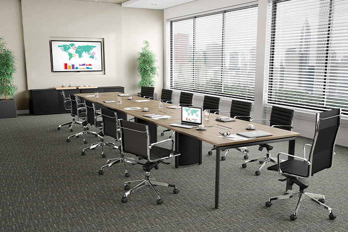 Sala de reunião com painel de TV