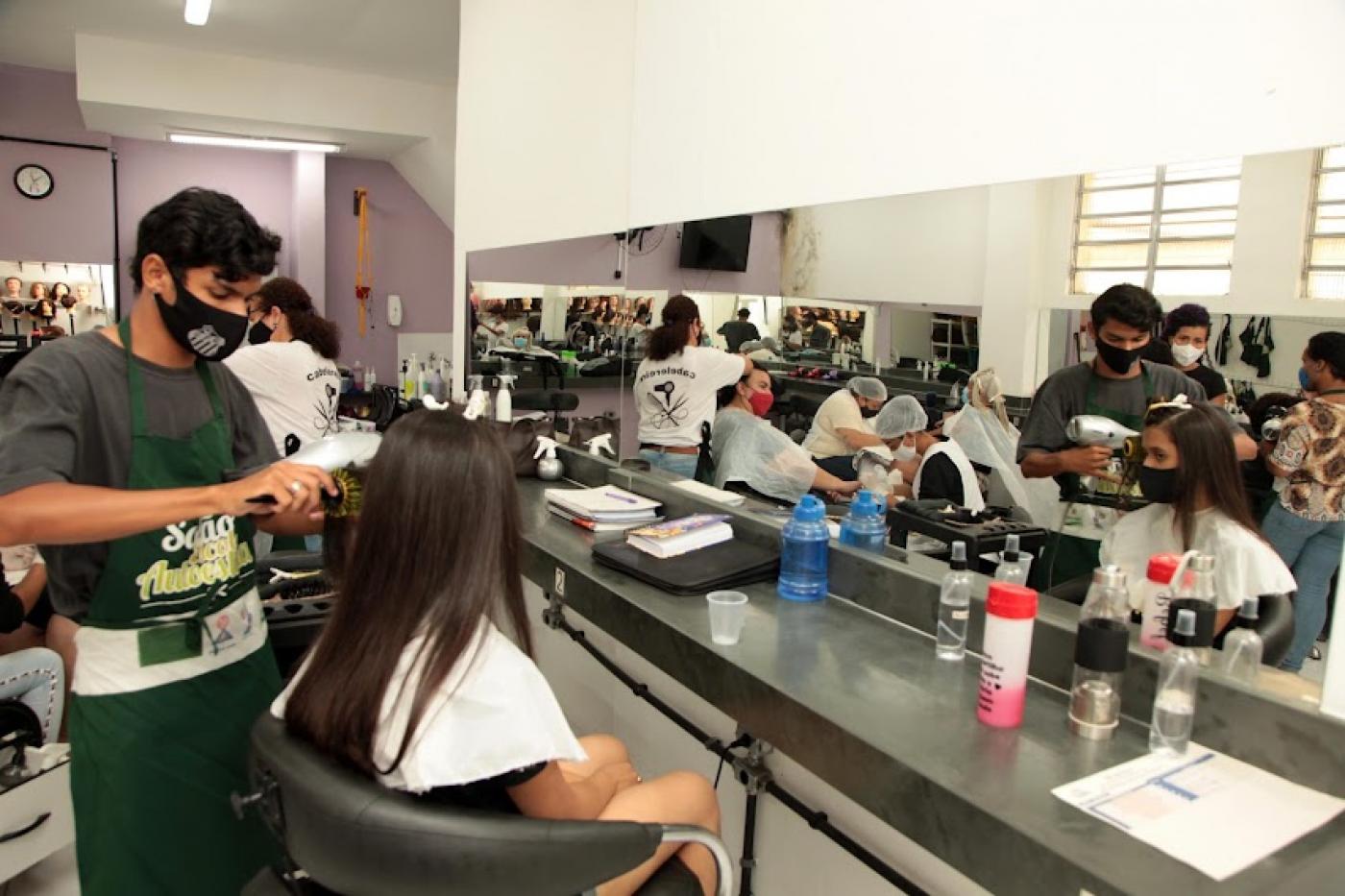 Cabelos Crespos e Cacheados: Onde Encontrar os Melhores Tratamentos no Brasil